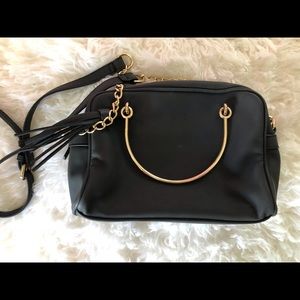 Medium cross body bag with ring style